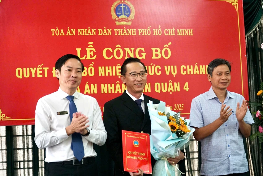 trao-quyet-dinh-bo-nhiem-chanh-an-tand-quan-4-va-huyen-nha-be-3.jpg