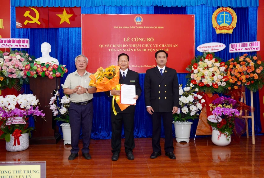 trao-quyet-dinh-bo-nhiem-chanh-an-tand-quan-4-va-huyen-nha-be.jpg