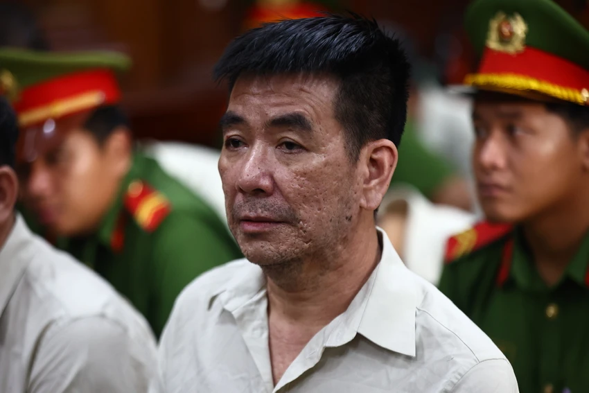 hinh-anh-ngay-dau-xet-xu-cuu-chu-tich-tinh-an-giang-nhan-tien-tiep-tay-khai-thac-cat-lau-1.jpg