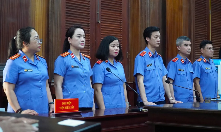 hinh-anh-ngay-dau-xet-xu-cuu-chu-tich-tinh-an-giang-nhan-tien-tiep-tay-khai-thac-cat-lau-3.jpg