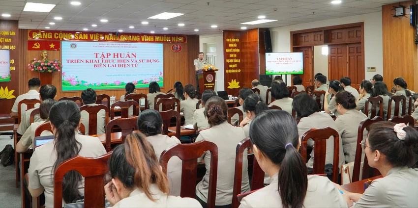 Toàn cảnh hội nghị tập huấn trực tiếp về nghiệp vụ triển khai sử dụng phần mềm Biên lai điện tử. Ảnh: CẨM TÚ