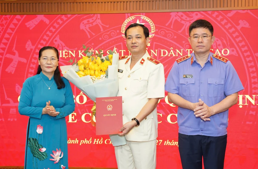 cong-bo-lanh-dao-vksnd-tp-hcm-moi-va-19-vien-truong-vksnd-khu-vuc-1.jpg