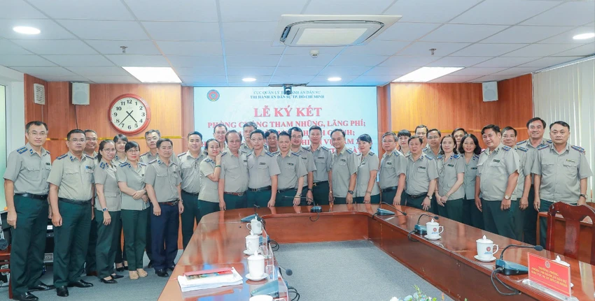 anh-dao-can-bo-thi-hanh-an-tp-hcm-cam-ket-noi-khong-voi-ruou-bia-trong-gio-lam-2.jpg