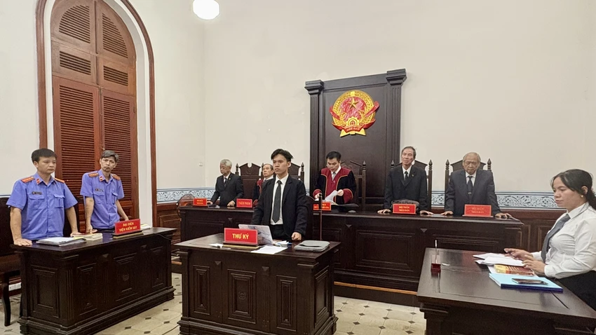 bi-chia-tay-vac-sung-den-nha-nguoi-yeu-cu-ban-tinh-dich-2.jpg
