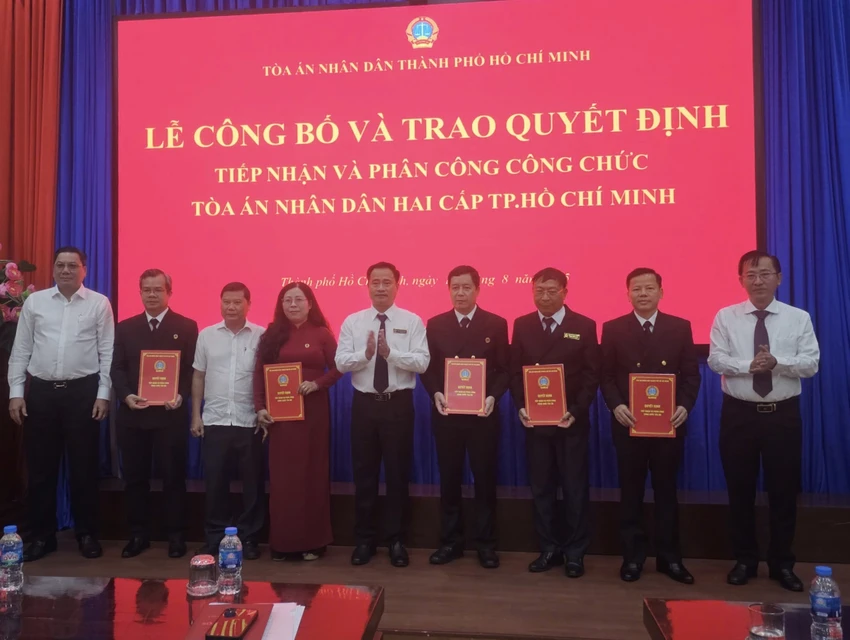 tand-hai-cap-tp-hcm-tiep-nhan-30-cong-chuc-tu-toa-phuc-tham-tand-toi-cao-.jpg
