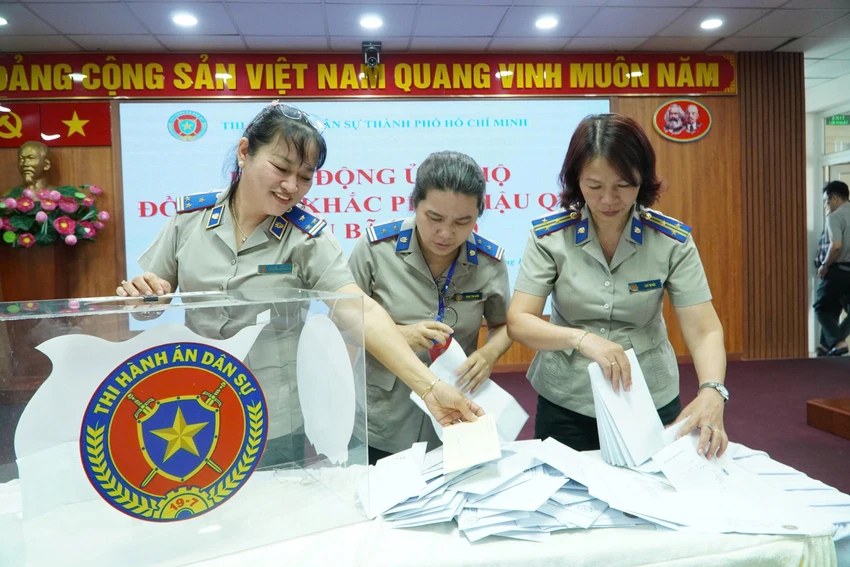 co-quan-thads-tp-hcm-ho-tro-hon-400-trieu-dong-cho-dong-bao-bi-thiet-hai-do-bao-so-10-2.jpg