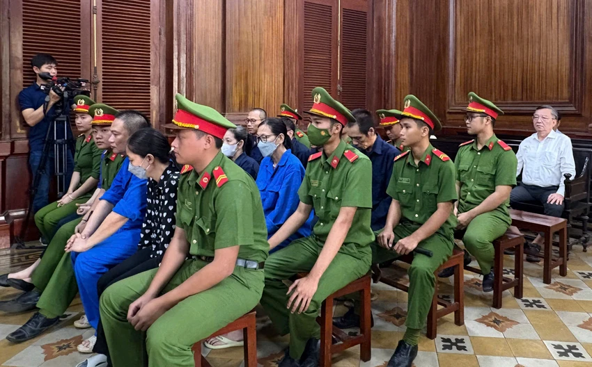 Các bị cáo trong vụ án vi phạm quy định về đấu thầu gây hậu quả nghiêm trọng liên quan Công ty AIC. Ảnh: SONG MAI