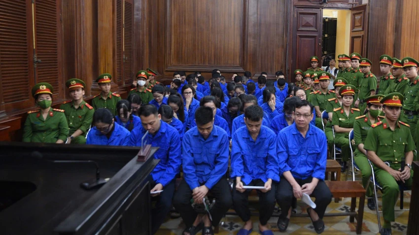 Các bị cáo trong vụ án giả mạo công tác, đưa hối lộ, xảy ra tại Công ty TSL, Công ty Avatek. Ảnh: TRẦN LINH vu-an-xay-ra-tai-cong-ty-kiem-nghiem-keo-kera-loi-khai-cua-vo-chong-cuu-can-bo-van-phong-chinh-phu-nguyen-nam-khanh-5.jpg