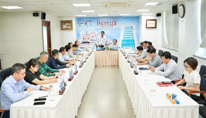 bao-phap-luat-tp-hcm-va-truong-dai-hoc-kinh-te-luat-hop-mat-tong-ket-hoat-dong-hop-tac-5.jpg