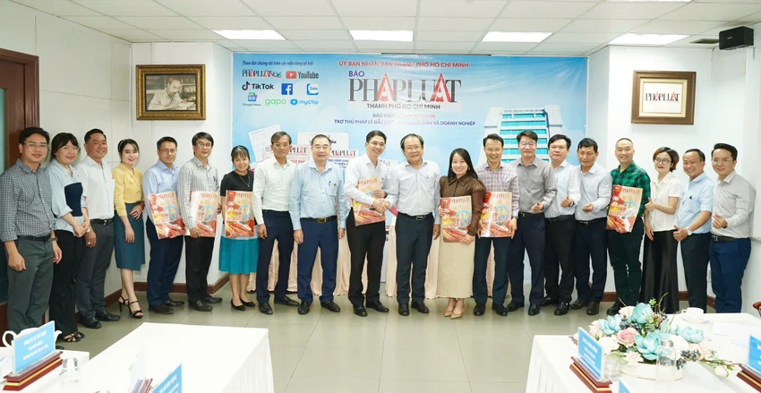 bao-phap-luat-tp-hcm-va-truong-dai-hoc-kinh-te-luat-hop-mat-tong-ket-hoat-dong-hop-tac-.jpg