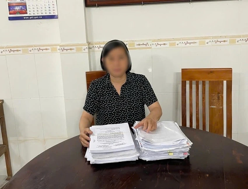 sap-xet-xu-vu-nhan-vien-ngan-hang-vuong-lao-ly-vi-nguoi-vay-su-dung-so-hong-gia-.jpeg