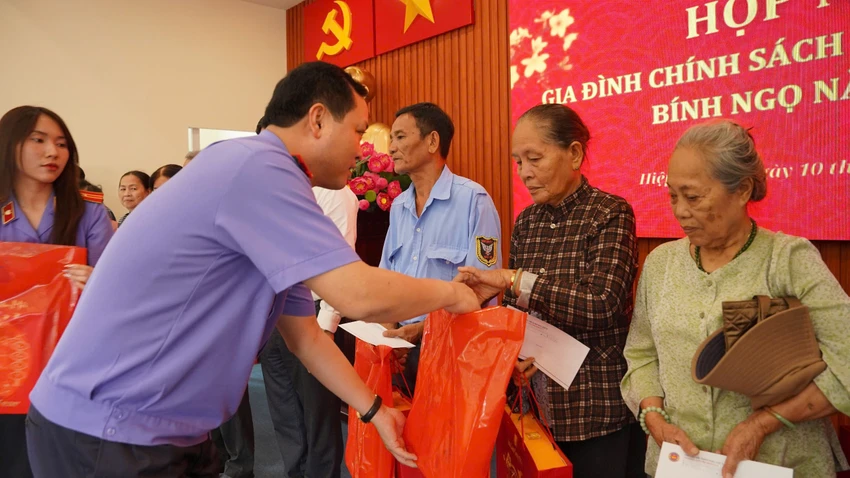 vien-truong-vksnd-tp-hcm-le-van-dong-tham-chuc-tet-me-viet-nam-anh-hung-4.jpg