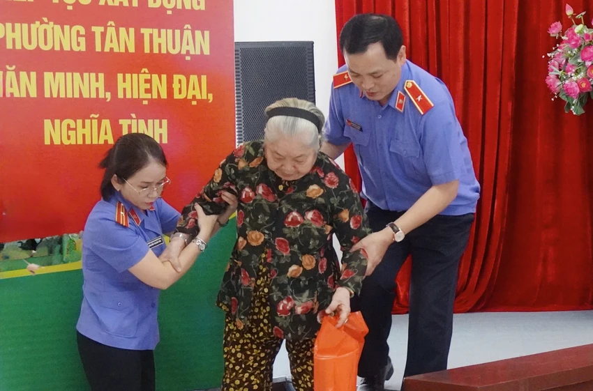 vien-truong-vksnd-tp-hcm-chung-tay-cham-lo-tet-cho-nguoi-co-cong-va-tre-em-tai-phuong-tan-thuan-10.jpg