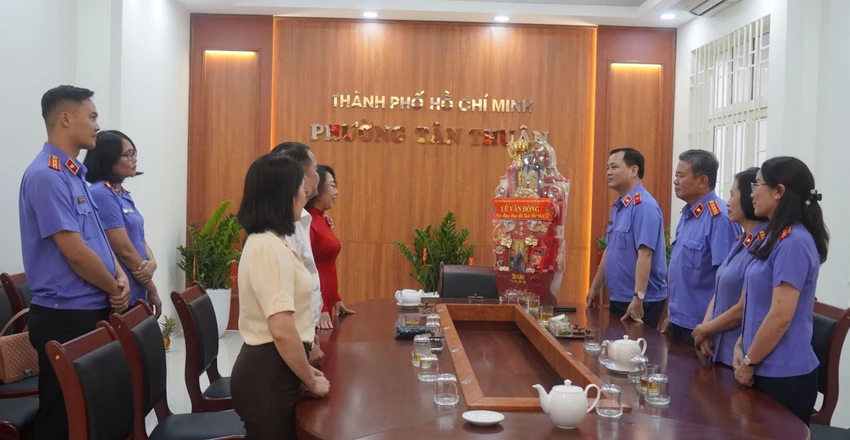 vien-truong-vksnd-tp-hcm-chung-tay-cham-lo-tet-cho-nguoi-co-cong-va-tre-em-tai-phuong-tan-thuan-3.jpg
