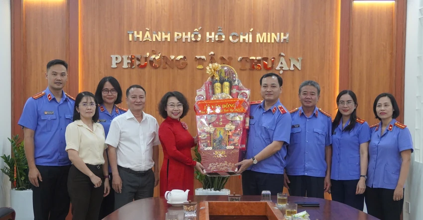 vien-truong-vksnd-tp-hcm-chung-tay-cham-lo-tet-cho-nguoi-co-cong-va-tre-em-tai-phuong-tan-thuan-4.jpg