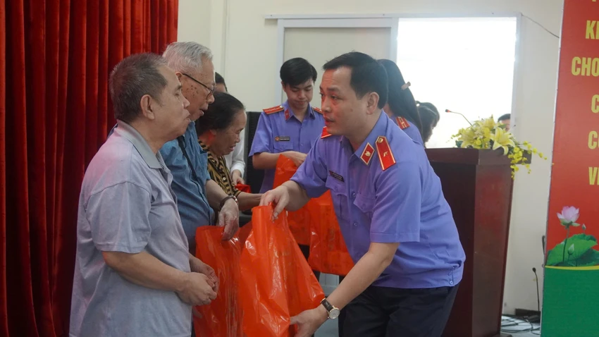 vien-truong-vksnd-tp-hcm-chung-tay-cham-lo-tet-cho-nguoi-co-cong-va-tre-em-tai-phuong-tan-thuan-6.jpg