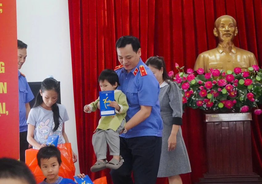 vien-truong-vksnd-tp-hcm-chung-tay-cham-lo-tet-cho-nguoi-co-cong-va-tre-em-tai-phuong-tan-thuan-.jpg