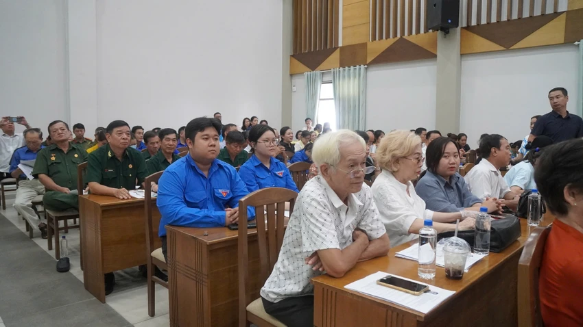 ung-cu-vien-dbqh-le-quang-manh-chu-trong-cau-noi-giua-thanh-pho-voi-quoc-hoi-1.jpg