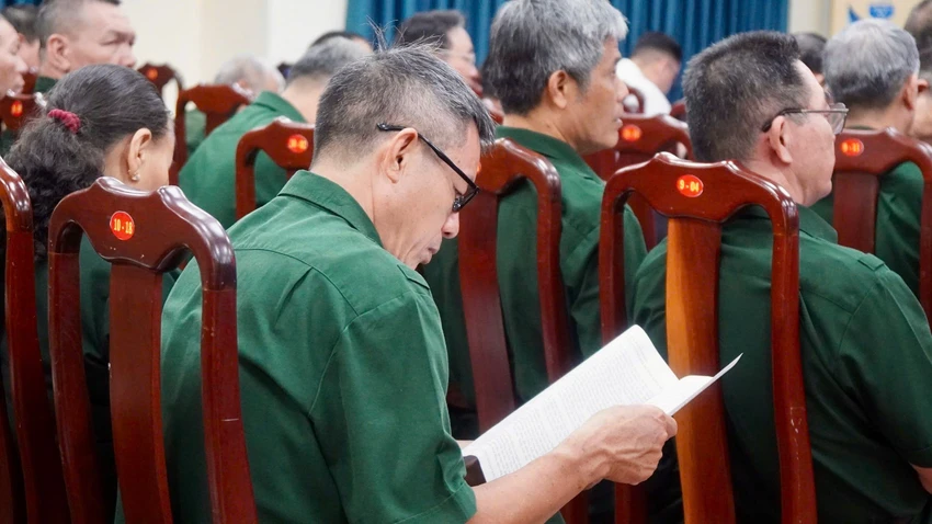 Cử tri xem qua thông tin tiểu sử và chương trình hành động của các ứng cử viên. Ảnh: SONG MAI