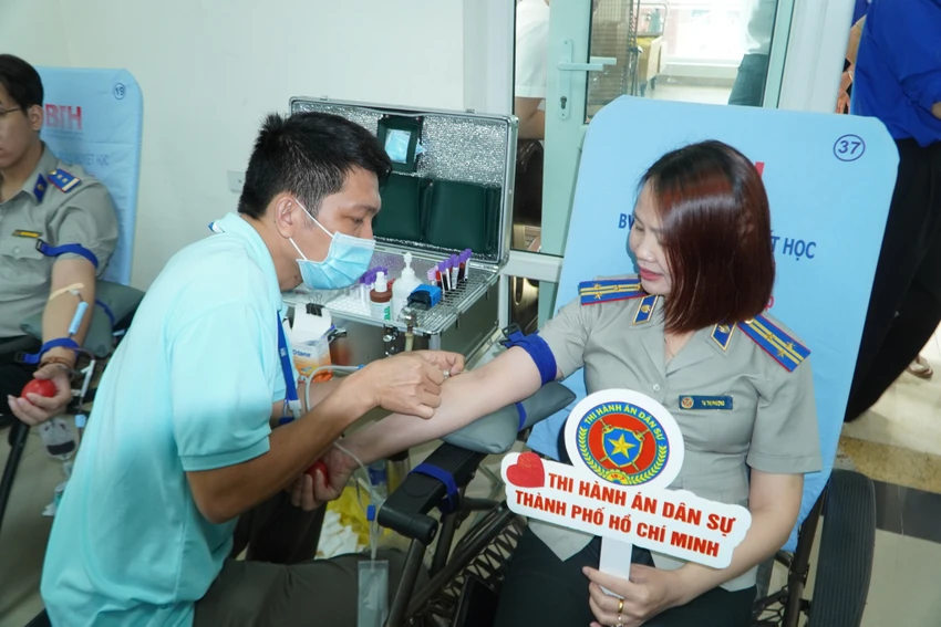 thads-tp-hcm-to-chuc-ngay-hoi-hien-mau-lua-hong-yeu-thuong-.jpeg