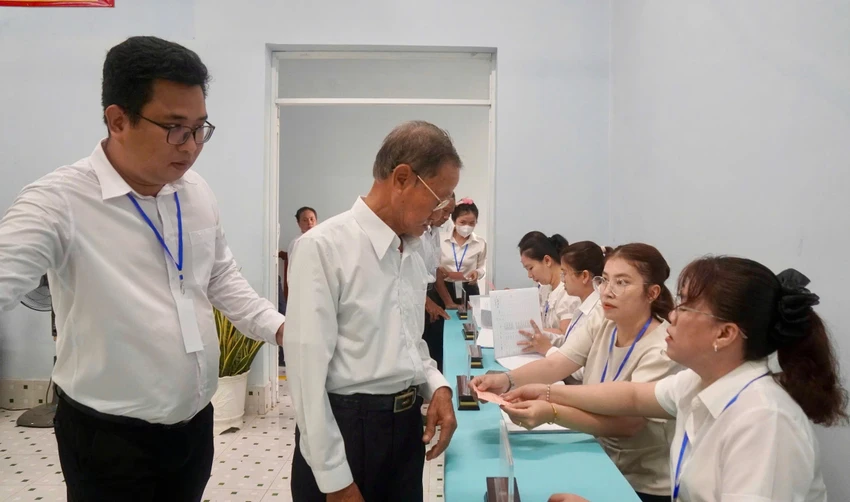 cu-tri-ap-thieng-lieng-day-som-cho-con-nuoc-de-di-bau-cu-p12.jpg