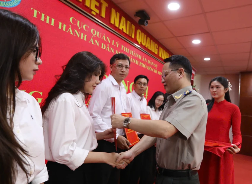 thads-tp-hcm-trao-cac-quyet-dinh-ve-cong-tac-can-bo-1.jpg