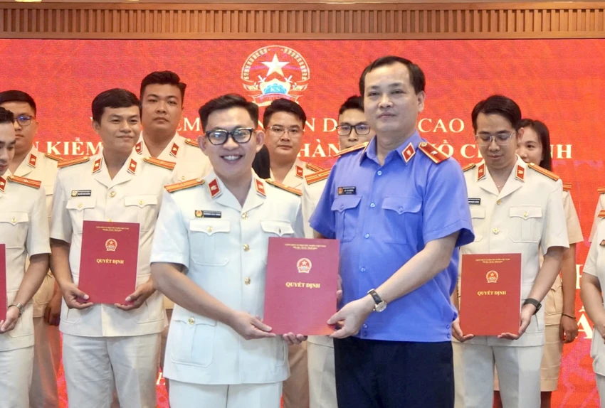 VKSND-TP.HCM-trao-quyet-dinh.jpg