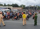 Video: Khoảnh khắc đẹp của Công an Cà Mau khi đón người dân về quê tránh dịch