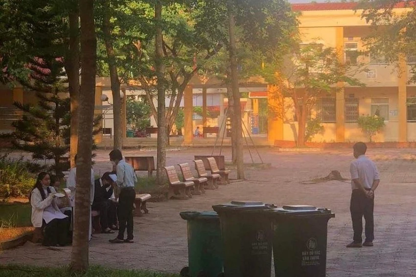 Một học sinh đã chụp lại cảnh này để làm bằng chứng việc thầy Đảm buộc học sinh ăn thức ăn lấy lại từ thùng rác. Ảnh do một phụ huynh cung cấp.