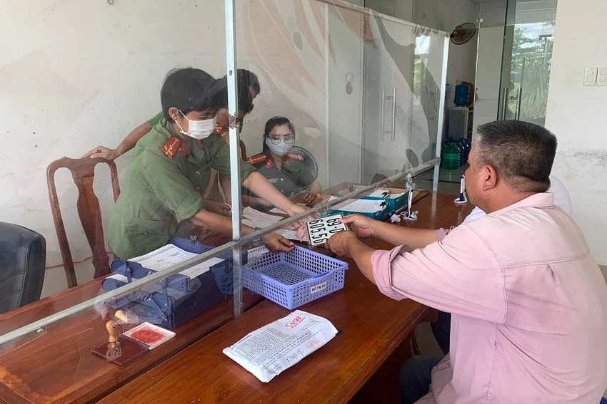 Chỉ vài chục phút, thậm chí chỉ 10 phút, người dân đăng ký xe ô tô, mô tô tại Cà Mau đã nhận được biển số. Ảnh: Hoàng Giang Chỉ vài chục phút, thậm chí chỉ 10 phút, người dân đăng ký xe ô tô, mô tô tại Cà Mau đã nhận được biển số. Ảnh: Hoàng Giang