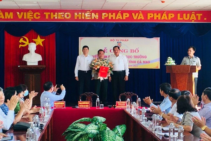 Ông Huỳnh Hoàng Khâm (giữa) nhận Quyết định làm Cục trưởng Cục THADS tỉnh Cà Mau. Ảnh: THADS tỉnh Cà Mau cung cấp. Ông Huỳnh Hoàng Khâm (giữa) nhận Quyết định làm Cục trưởng Cục THADS tỉnh Cà Mau. Ảnh: THADS tỉnh Cà Mau cung cấp.