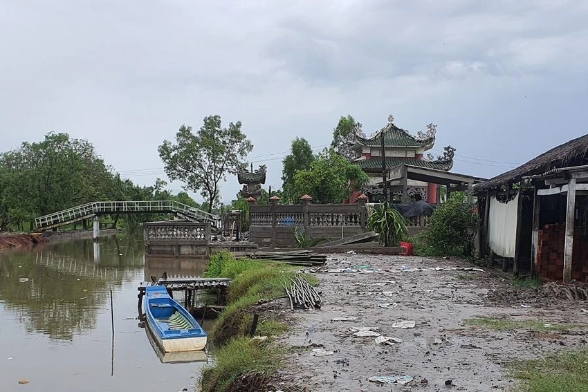 Khu nhà của gia tộc họ Trương khiến con đường bị chia đôi. Ảnh: TRẦN VŨ Khu nhà của gia tộc họ Trương khiến con đường bị chia đôi. Ảnh: TRẦN VŨ