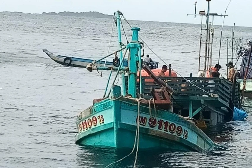 Tàu ngư dân Sông Đốc bị chìm gần Hòn Chuối Cà Mau do giông lốc trong tuần qua. Ảnh: CTV Tàu ngư dân Sông Đốc bị chìm gần Hòn Chuối Cà Mau do giông lốc trong tuần qua. Ảnh: CTV