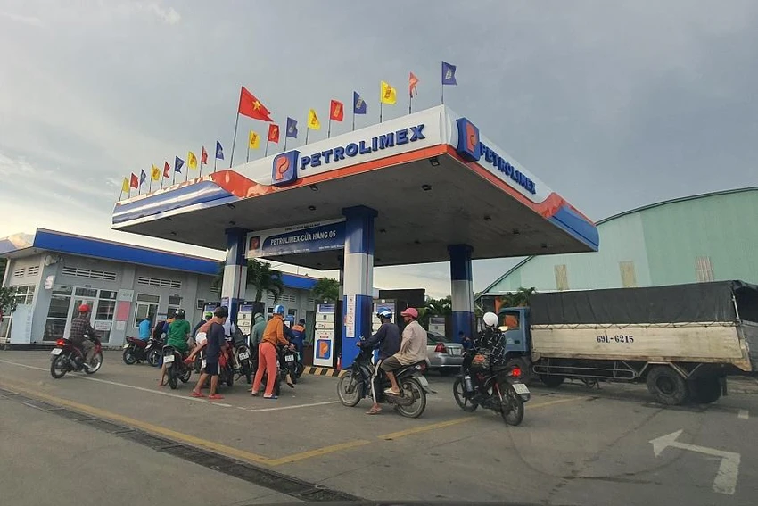 Một cửa hàng xăng dầu ở TP. Cà Mau chiều 31-8-2022. Ảnh: TRẦN VŨ Một cửa hàng xăng dầu ở TP. Cà Mau chiều 31-8-2022. Ảnh: TRẦN VŨ