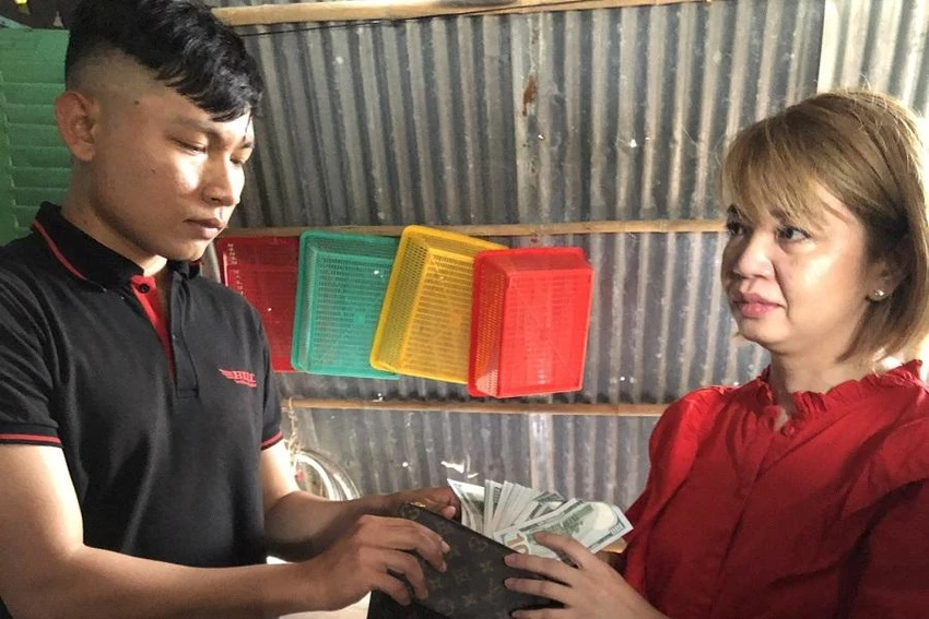 Tài xế Phong trả lại ví cho chị Như. Ảnh: CTV Tài xế Phong trả lại ví cho chị Như. Ảnh: CTV