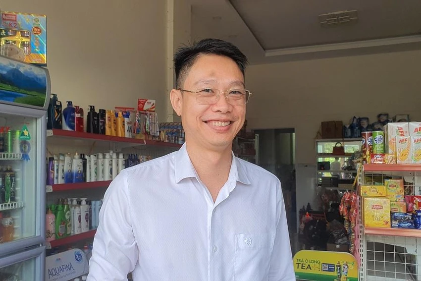 Anh Lam tại nhà riêng của mình vào chiều 3-10-2022, ngay sau khi nhận được tin thoát khỏi thân phận bị can. Ảnh: TRẦN VŨ. Anh Lam tại nhà riêng của mình vào chiều 3-10-2022, ngay sau khi nhận được tin thoát khỏi thân phận bị can. Ảnh: TRẦN VŨ.