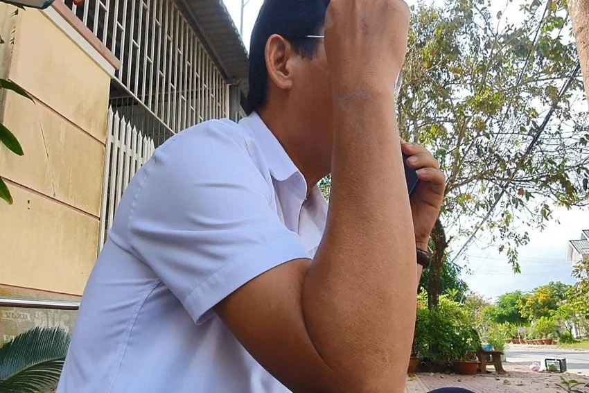 Anh T. đang điện thoại xử lý tiếp các tình huống do zalo mình bị hắc mượn tiền khắp nơi. Ảnh: TRẦN VŨ Anh T. đang điện thoại xử lý tiếp các tình huống do zalo mình bị hắc mượn tiền khắp nơi. Ảnh: TRẦN VŨ