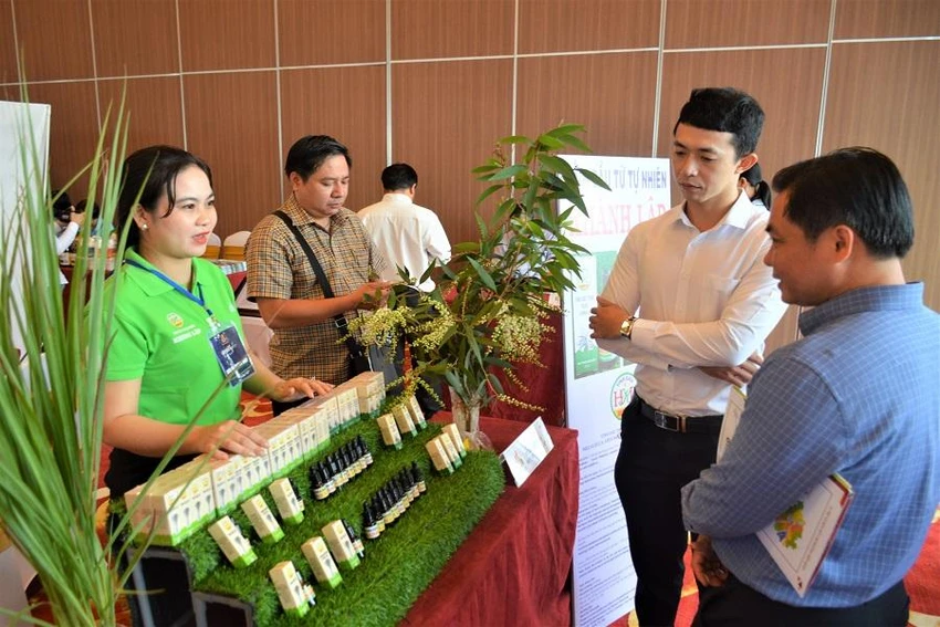 Tại một gian hàng trưng bày sản phẩm sáng 25-10 trong sự kiện CamaUP'22. Ảnh: CTV