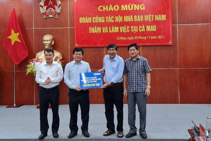Hội nhà báo Việt Nam trao tặng hỗ trợ 100 triệu đồng cho học sinh khó khăn tỉnh Cà Mau. Ảnh CTV.