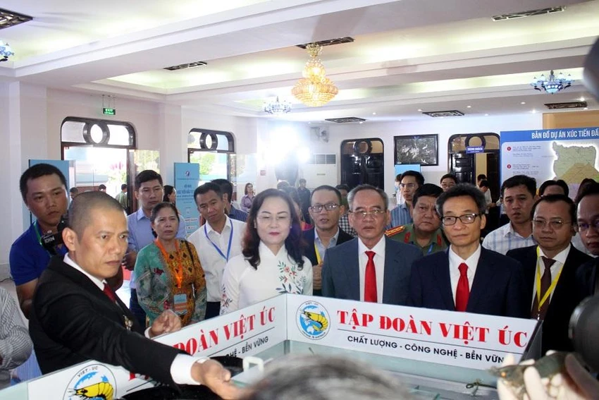 Phó thủ tướng Vũ Đức Đam cùng đại biểu tham quan mô hình tôm công nghệ cao tại Hội nghị xúc tiến đầu tư 2022 tỉnh Bạc Liêu ngày 28-11. Ảnh: CTV Phó thủ tướng Vũ Đức Đam cùng đại biểu tham quan mô hình tôm công nghệ cao tại Hội nghị xúc tiến đầu tư 2022 tỉnh Bạc Liêu ngày 28-11. Ảnh: CTV