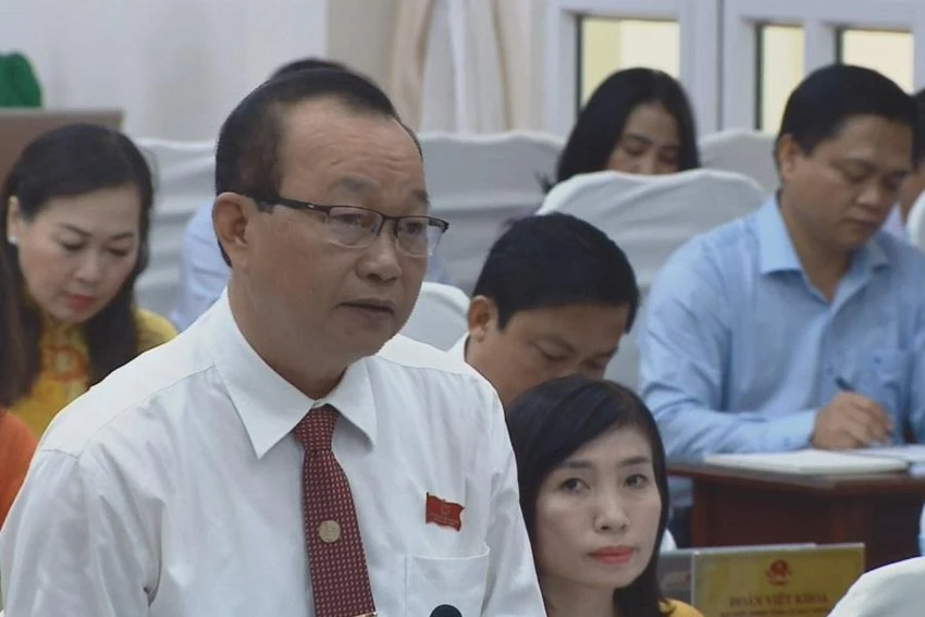 Đại biểu Nguyễn Hoàng Thám thảo luận về việc phụ huynh kêu khổ khi đưa rước con em đi học ngày 4 lượt. Ảnh: CTV Đại biểu Nguyễn Hoàng Thám thảo luận về việc phụ huynh kêu khổ khi đưa rước con em đi học ngày 4 lượt. Ảnh: CTV