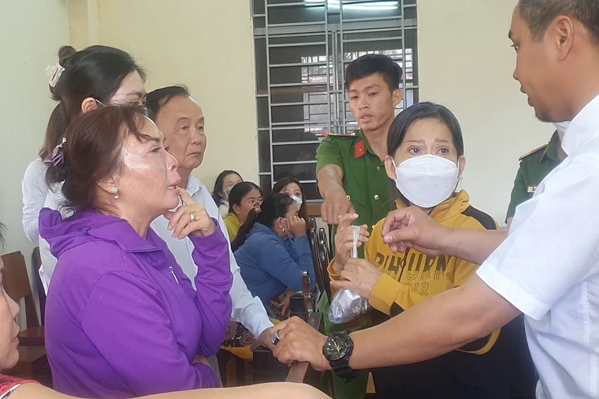 Luật sư trao đổi với người nhà của bị cáo Hồng tại phiên toà, trong lúc giải lao chờ tuyên án. Ảnh: TRẦN VŨ Luật sư trao đổi với người nhà của bị cáo Hồng tại phiên toà, trong lúc giải lao chờ tuyên án. Ảnh: TRẦN VŨ