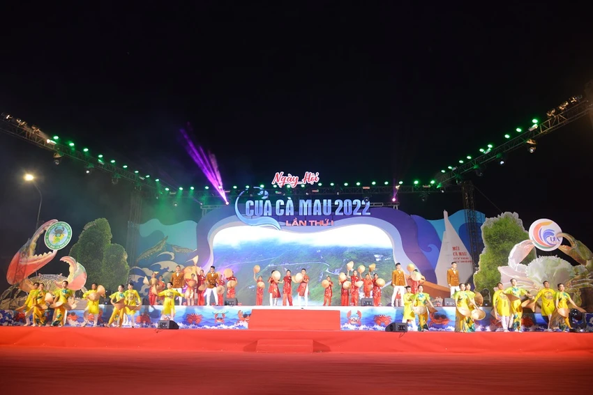 Chương trình biểu diễn nghệ thuật đêm Khai mạc Ngày hội cua Cà Mau. Ảnh: CTV Chương trình biểu diễn nghệ thuật đêm Khai mạc Ngày hội cua Cà Mau. Ảnh: CTV