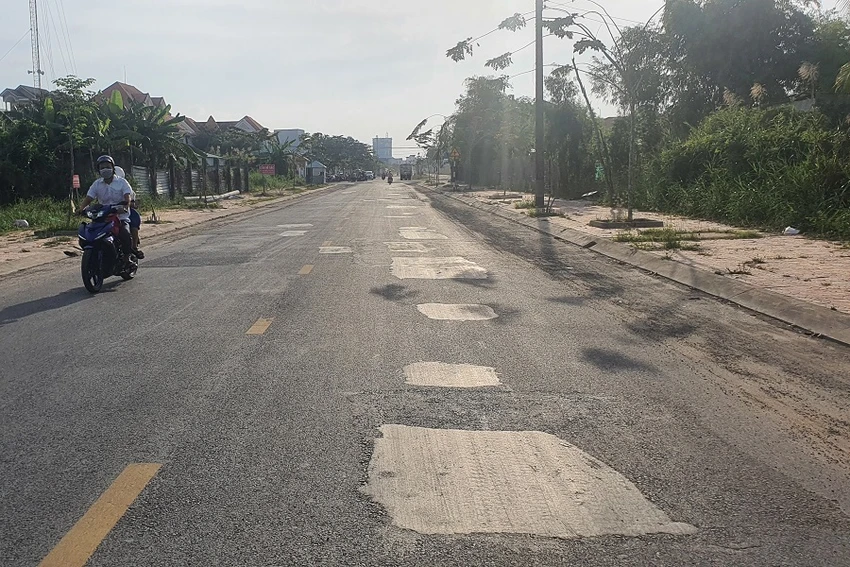 Đường mới thảm nhựa nóng nhưng nhìn khá cũ kỹ. Ảnh: TRẦN VŨ Đường mới thảm nhựa nóng nhưng nhìn khá cũ kỹ. Ảnh: TRẦN VŨ