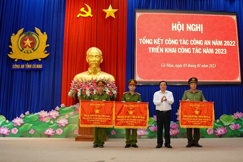 Ông Huỳnh Quốc Việt, Chủ tịch tỉnh Cà Mau đến dự và biểu dương Công an tỉnh Cà Mau. Ảnh: Công an Cà Mau cung cấp.