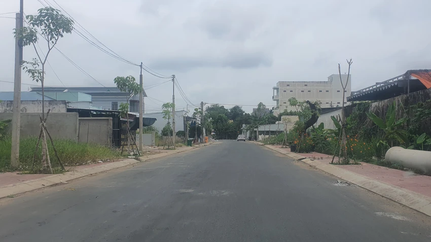 Đường Lộ Mới bị ẹo đoạn cuối giáp đường Nguyễn Đình Chiểu. Ảnh: Trần Vũ Đường Lộ Mới bị ẹo đoạn cuối giáp đường Nguyễn Đình Chiểu. Ảnh: Trần Vũ