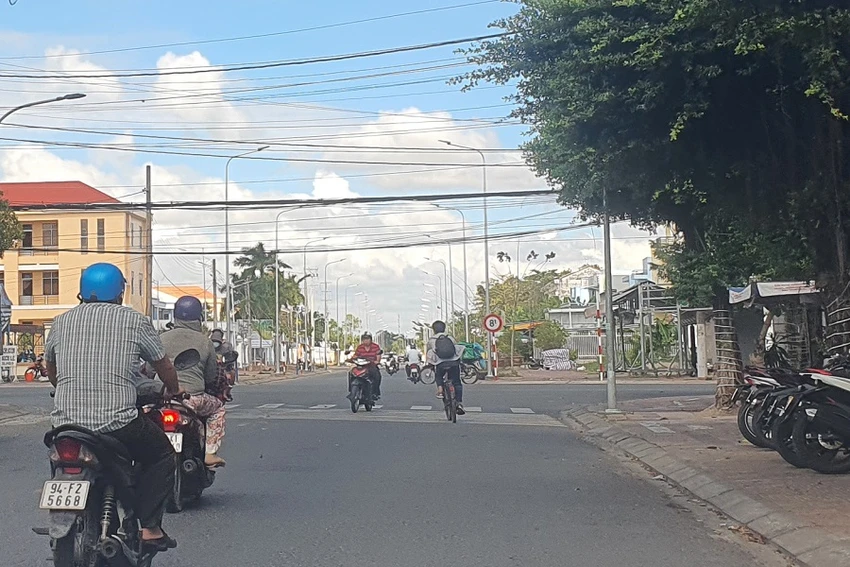 Ngã tư đường Hoà Bình, Lê Duẩn thấy rõ đường Hoà Bình bị "teo từ từ". Ảnh: Trần Vũ Ngã tư đường Hoà Bình, Lê Duẩn thấy rõ đường Hoà Bình bị "teo từ từ". Ảnh: Trần Vũ