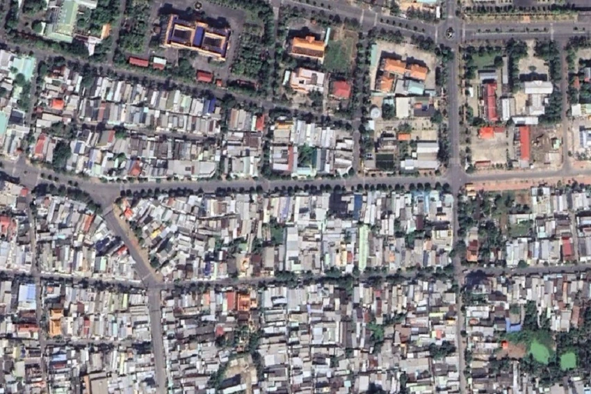 Đường Hoà Bình (nằm ngang) teo từ từ về sau. Ảnh chụp từ nguồn ảnh vệ tinh Google Earth tháng 12/2022. Đường Hoà Bình (nằm ngang) teo từ từ về sau. Ảnh chụp từ nguồn ảnh vệ tinh Google Earth tháng 12/2022.