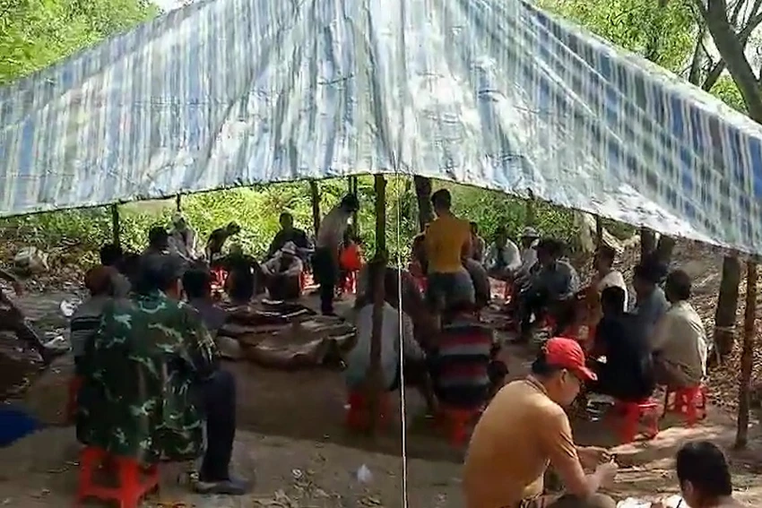 Dù tổ chức kín đáo giữa rừng sâu nhưng vẫn không thoát được Công an tỉnh Cà Mau. Ảnh CTV. Dù tổ chức kín đáo giữa rừng sâu nhưng vẫn không thoát được Công an tỉnh Cà Mau. Ảnh CTV.