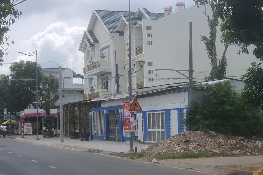 3 cây xà cừ to trước dãy nhà này đã không còn dấu vết nào từ 3 tháng qua. Ảnh: TRẦN VŨ